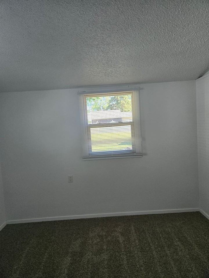2512 W 6th St - Photo 6 of 13