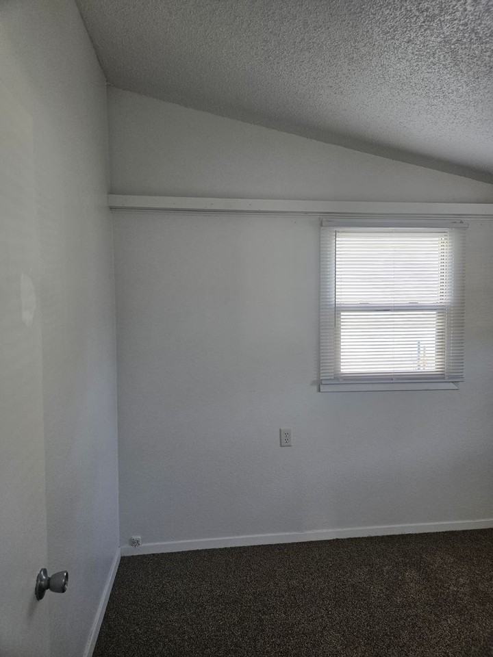 2512 W 6th St - Photo 7 of 13
