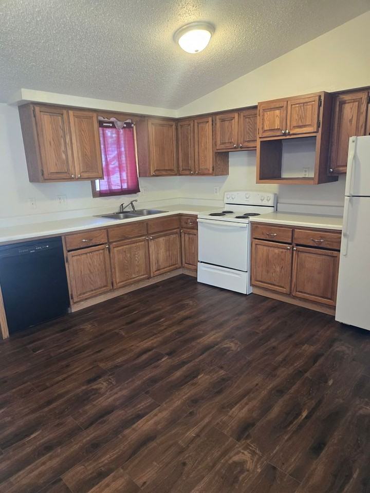 2512 W 6th St - Photo 2 of 13