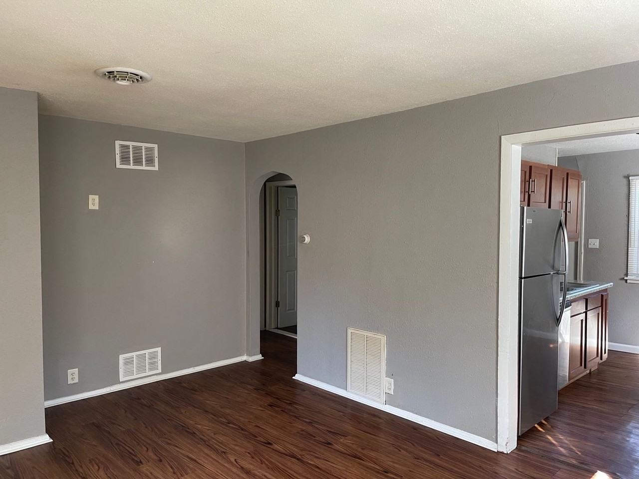 908 N Gregory St - Photo 2 of 4