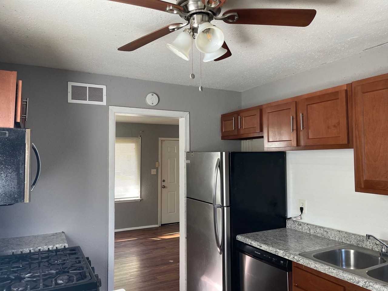 908 N Gregory St - Photo 3 of 4