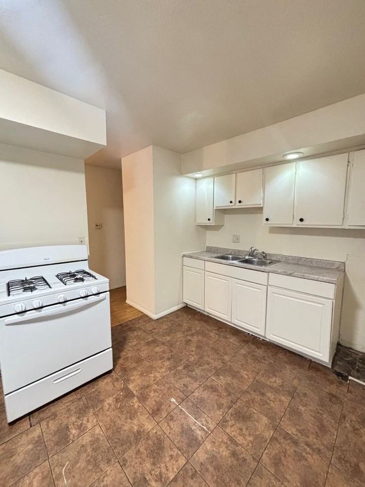 1301 Eureka St - Photo 2 of 7