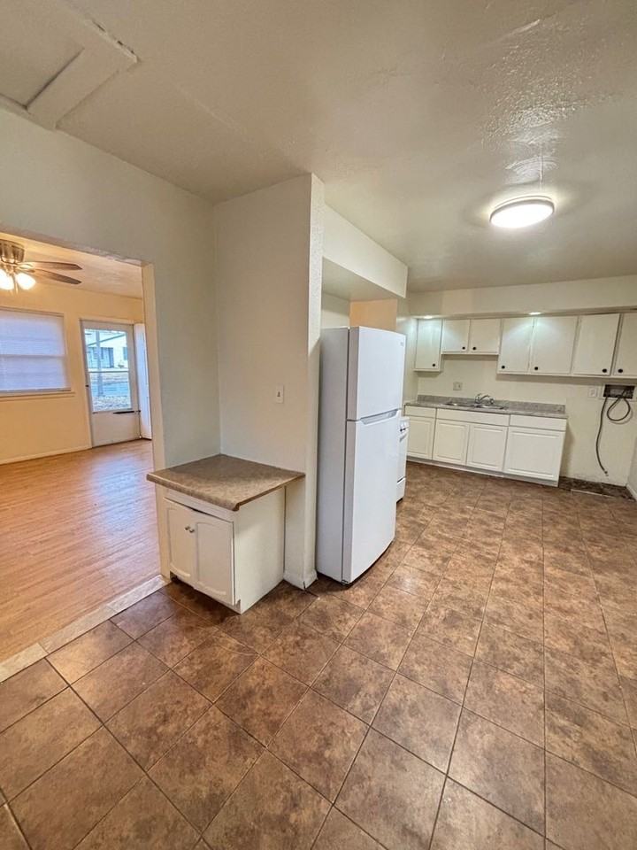 1301 Eureka St - Photo 3 of 7