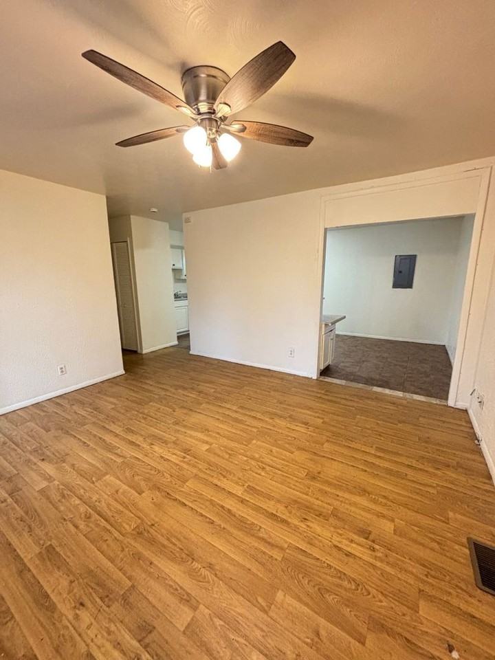 1301 Eureka St - Photo 4 of 7