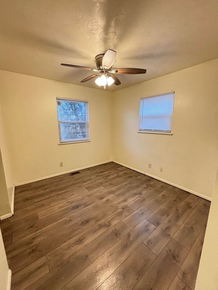 1301 Eureka St - Photo 5 of 7