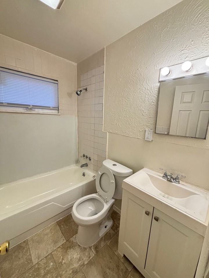 1301 Eureka St - Photo 6 of 7