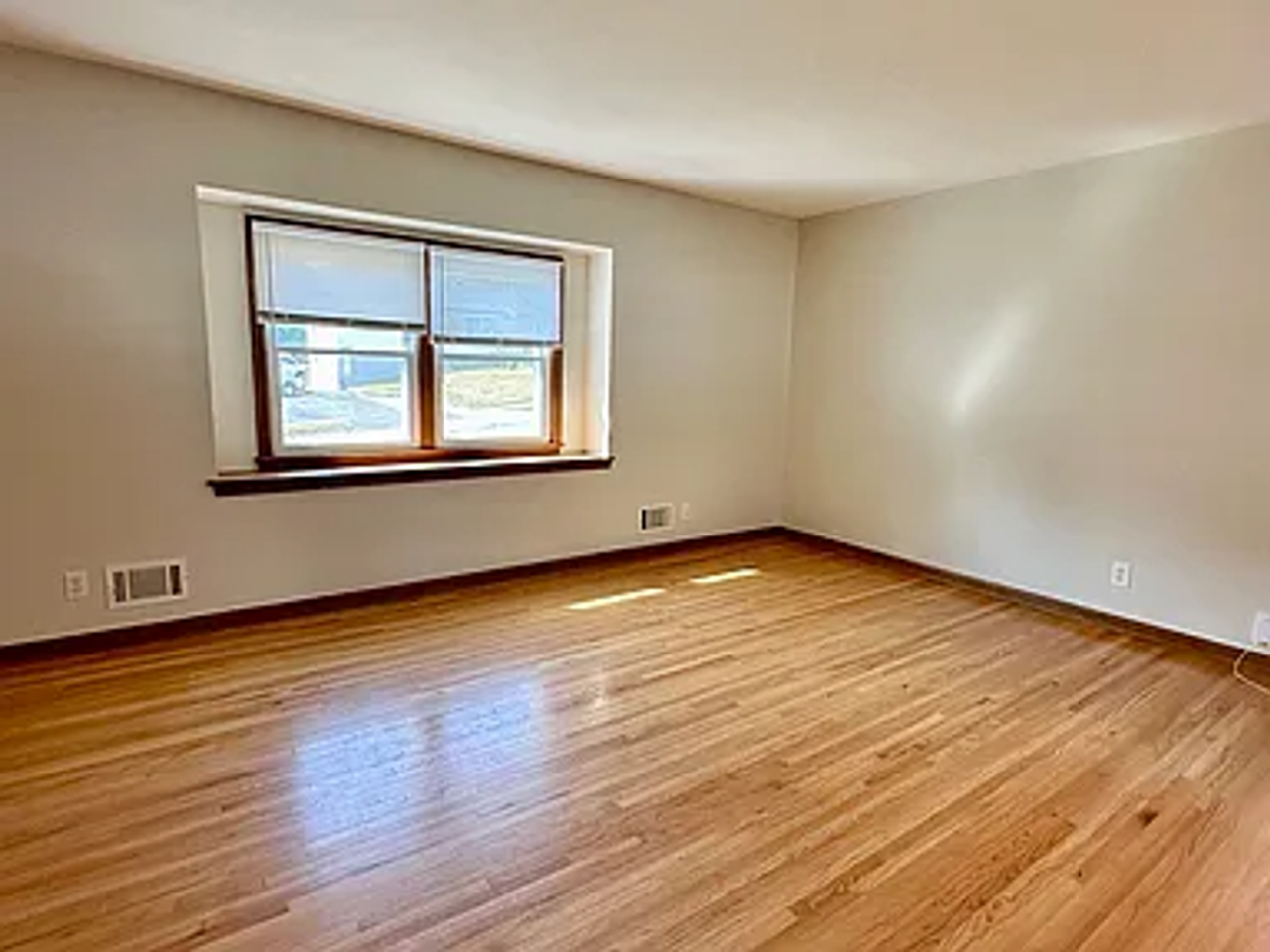 5617 N 69th St - Photo 3 of 20