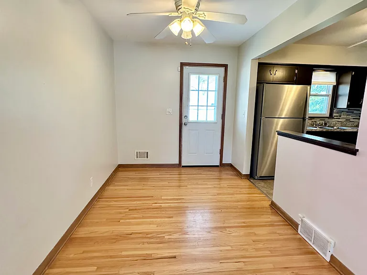 5617 N 69th St - Photo 4 of 20