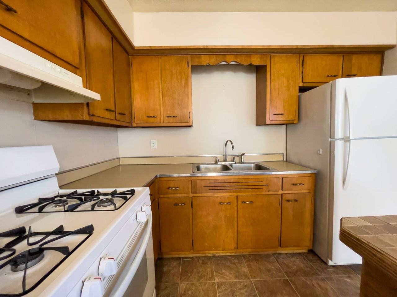 2004 S Hemlock Rd - Photo 3 of 18