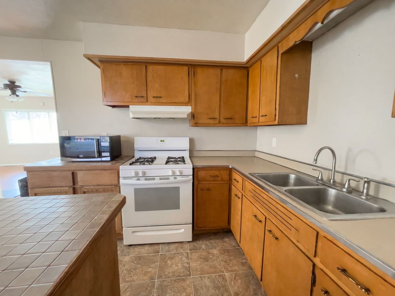 2004 S Hemlock Rd - Photo 4 of 18