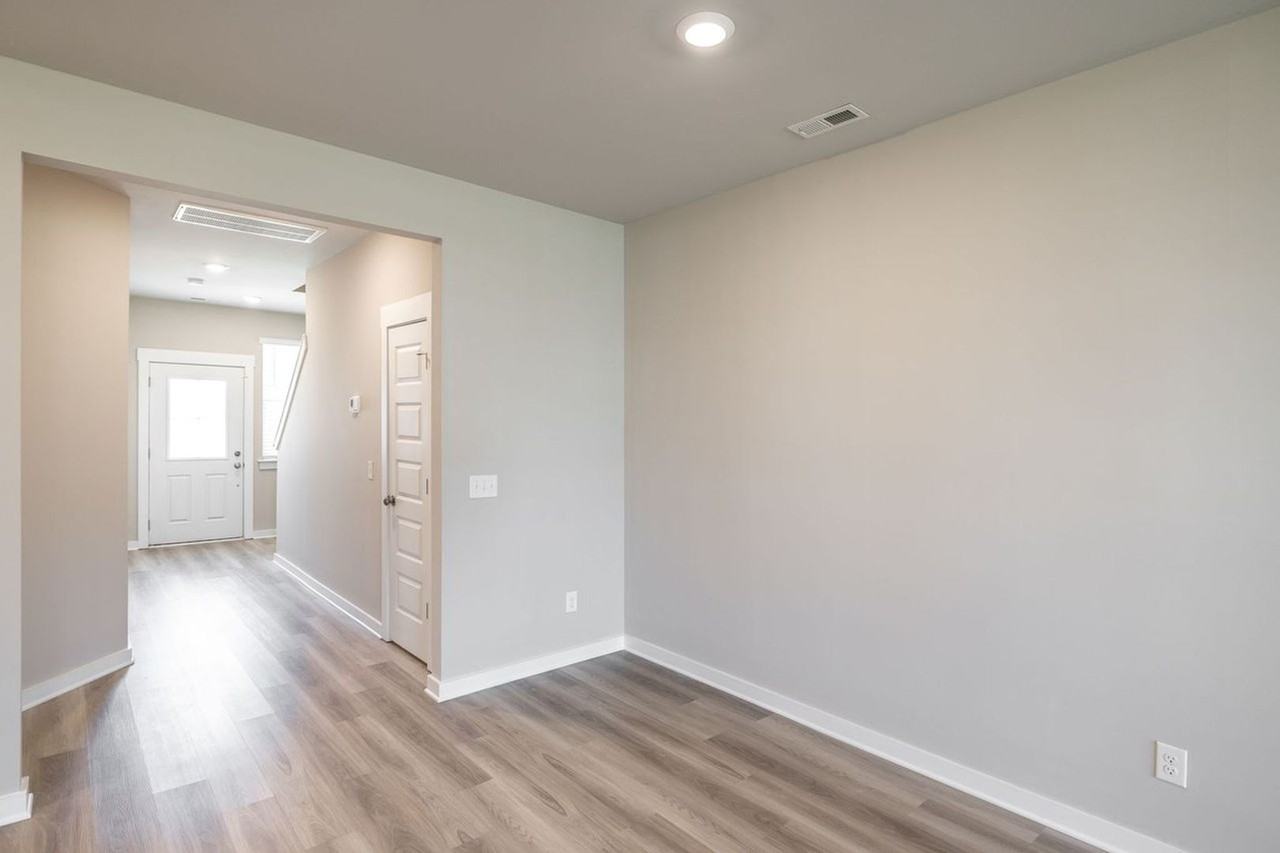 3107 Lamond Dr - Photo 3 of 38