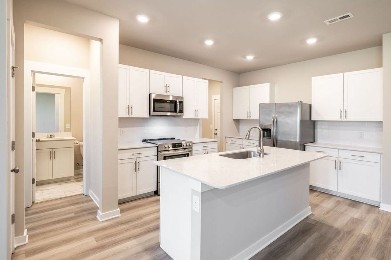 3107 Lamond Dr - Photo 4 of 38