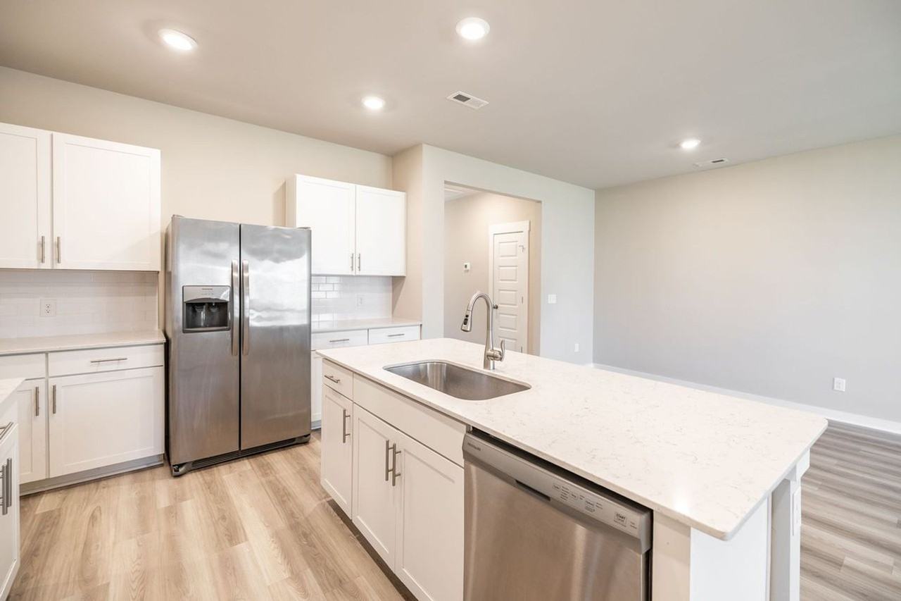 3107 Lamond Dr - Photo 5 of 38