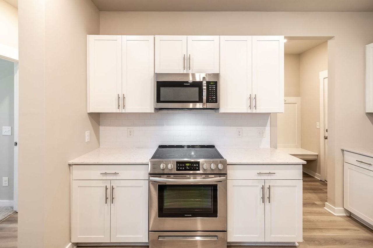 3107 Lamond Dr - Photo 6 of 38