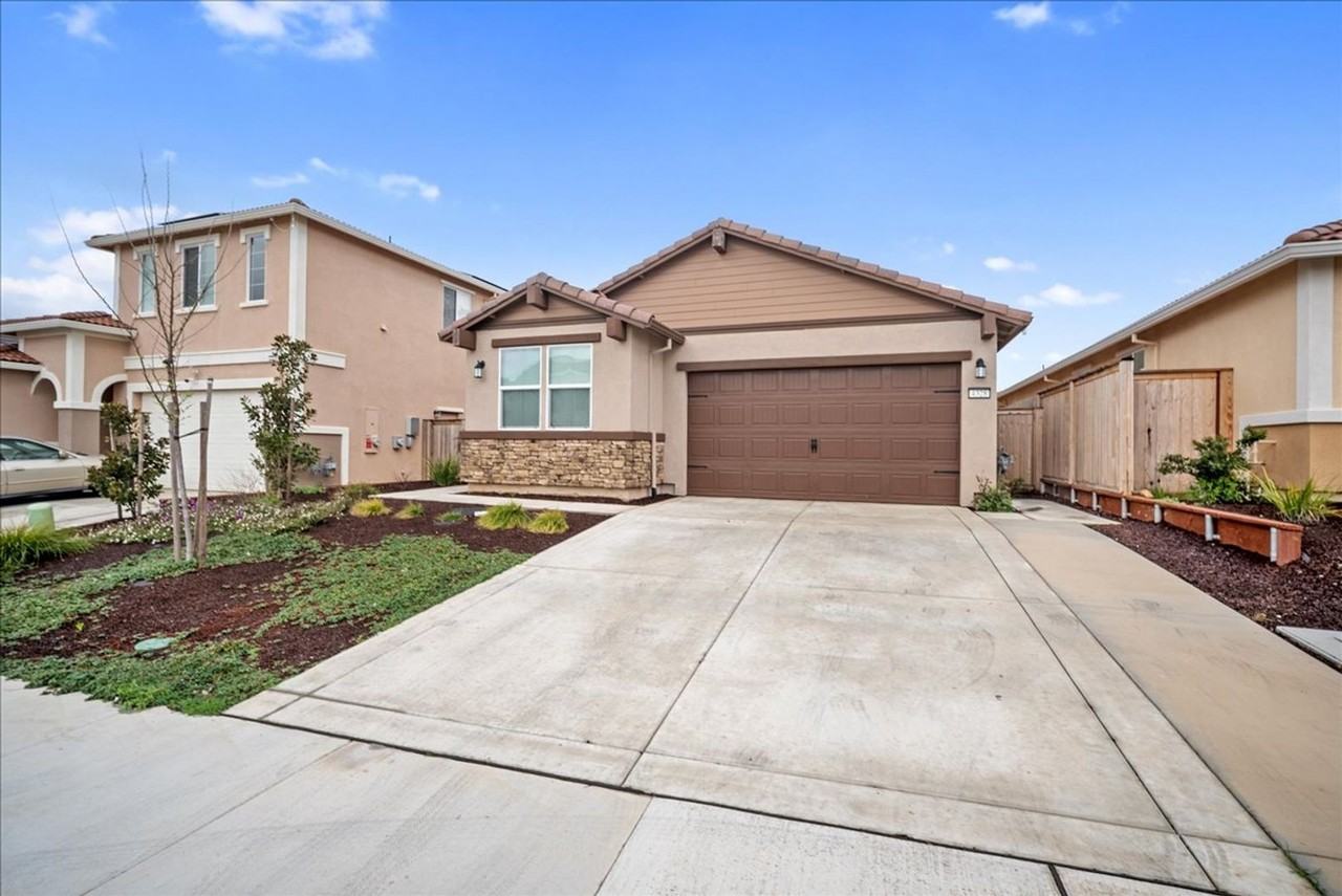 4328 Greenshank Cir - Photo 2 of 33