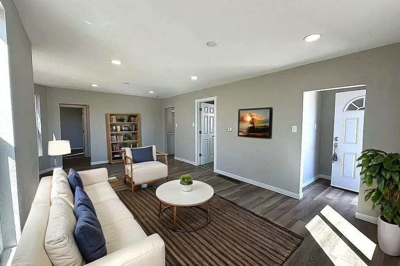 1123 E 9th St - Photo 2 of 22