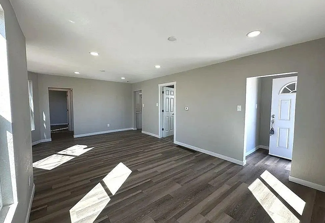 1123 E 9th St - Photo 3 of 22