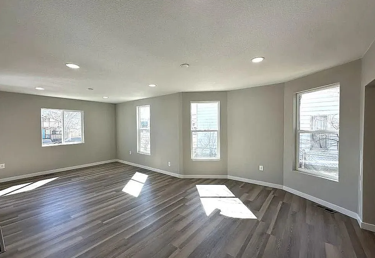 1123 E 9th St - Photo 5 of 22