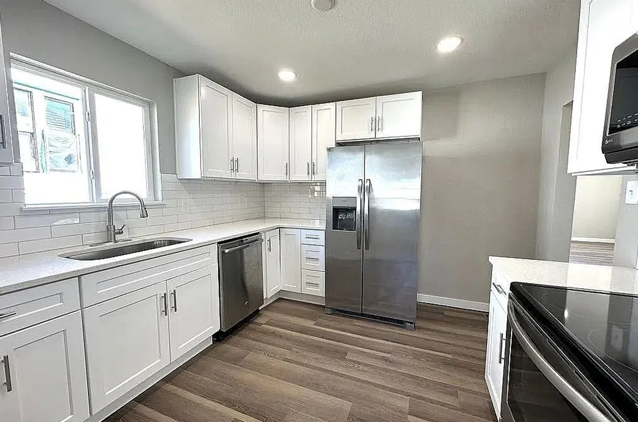 1123 E 9th St - Photo 6 of 22