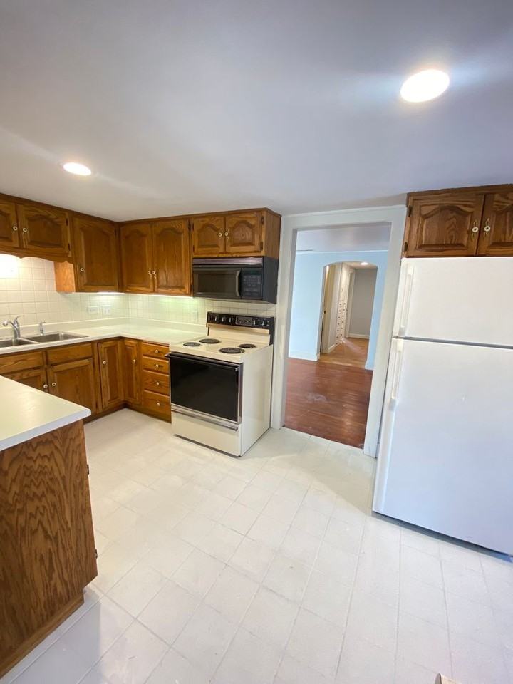 2409 Omro Rd - Photo 5 of 28