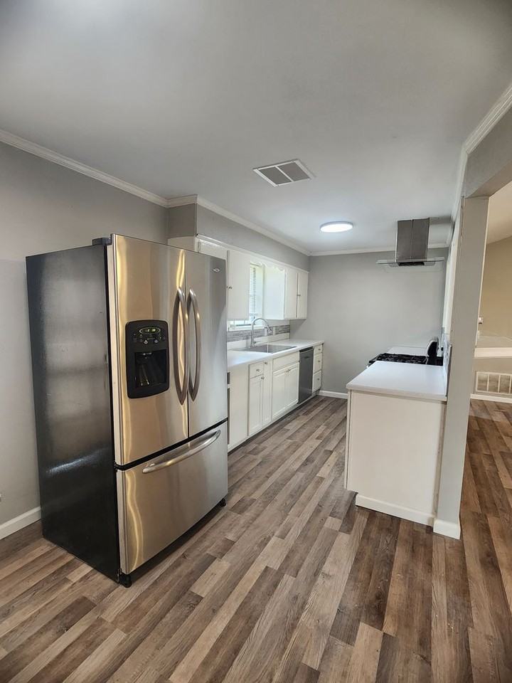 948 N Lakewood Dr - Photo 3 of 10