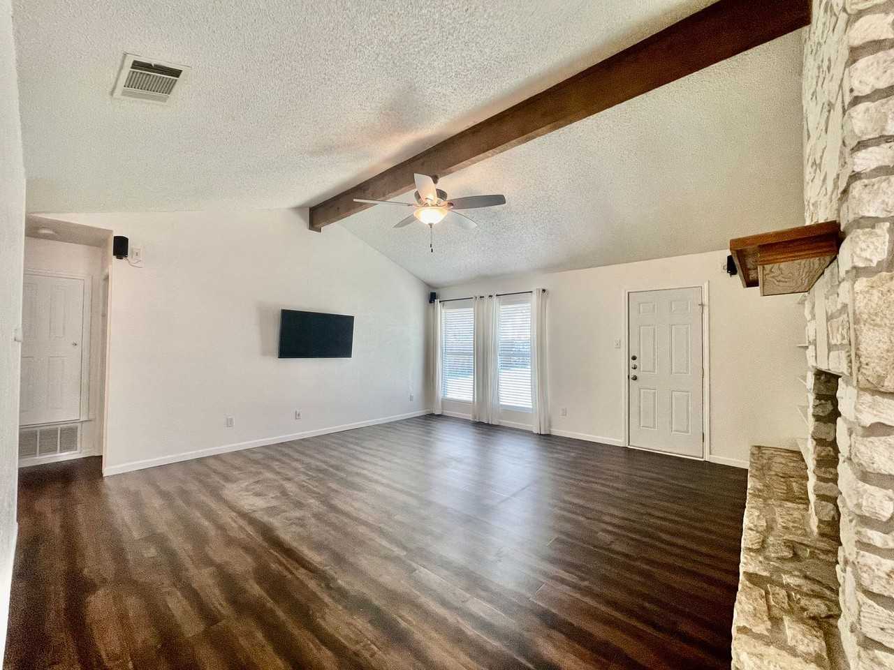 2004 Lisa Ln - Photo 4 of 20