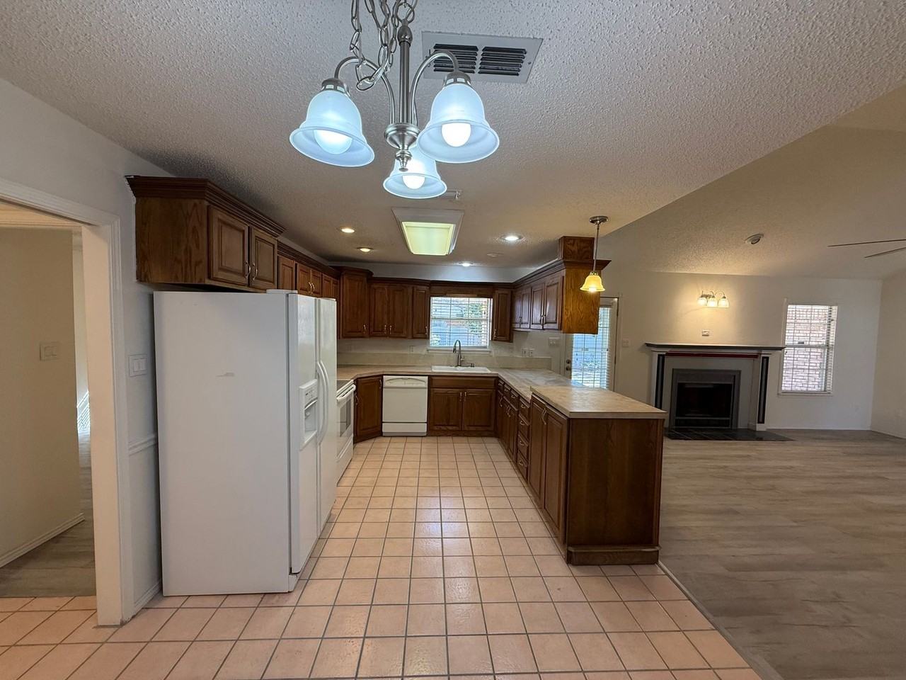 1113 Rosewood Dr - Photo 4 of 45