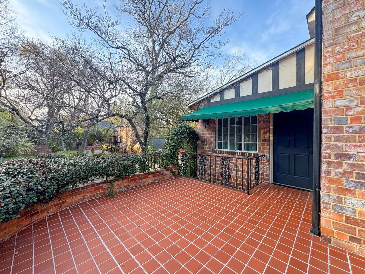 111 Hale St - Photo 5 of 41