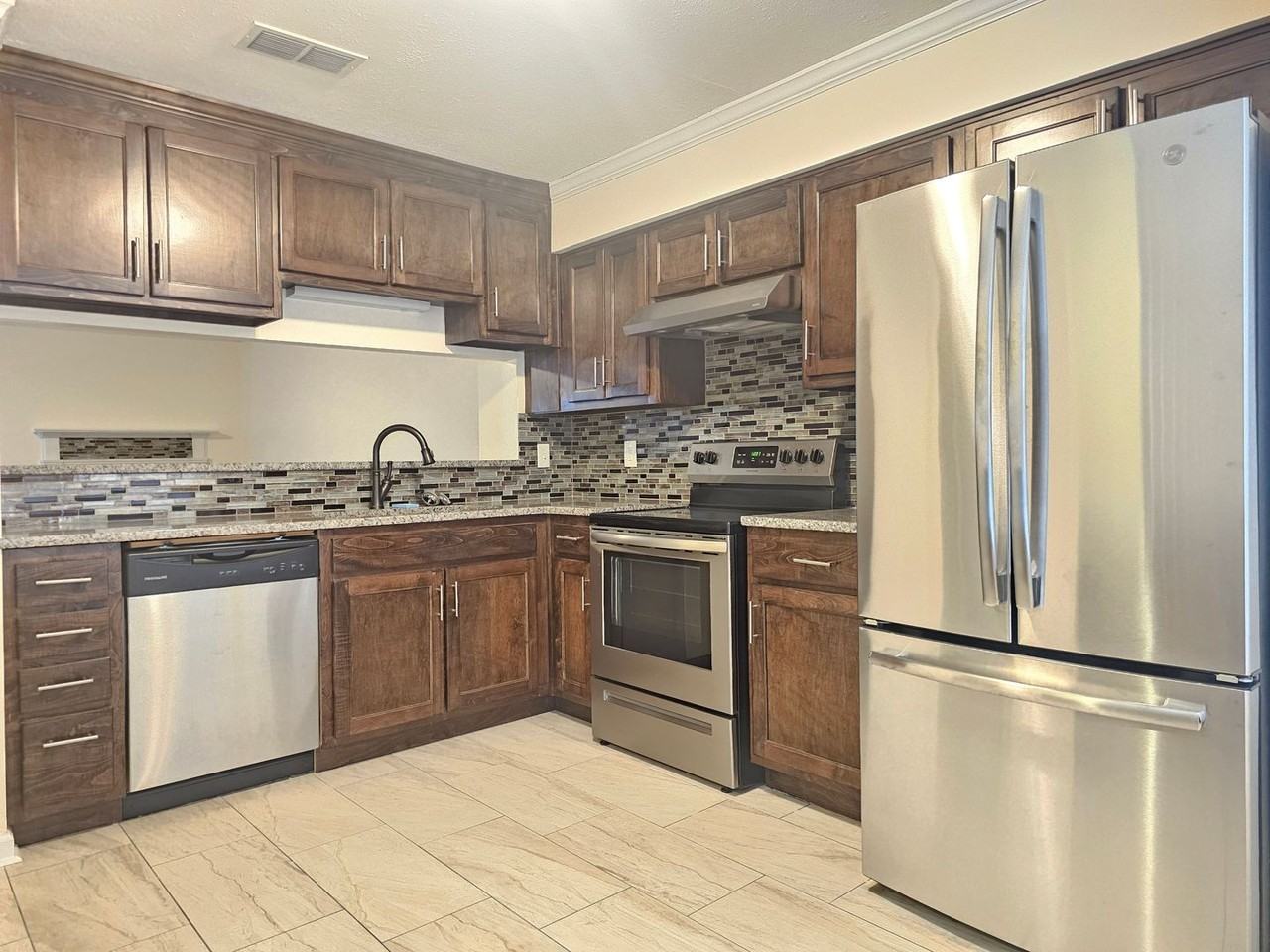 546 Hollomon Dr - Photo 2 of 13