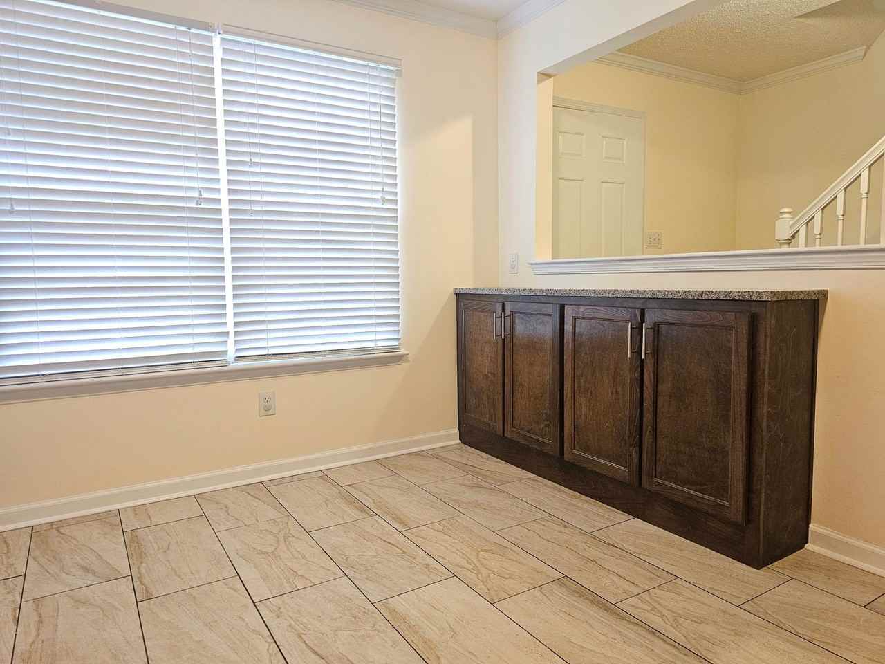 546 Hollomon Dr - Photo 3 of 13