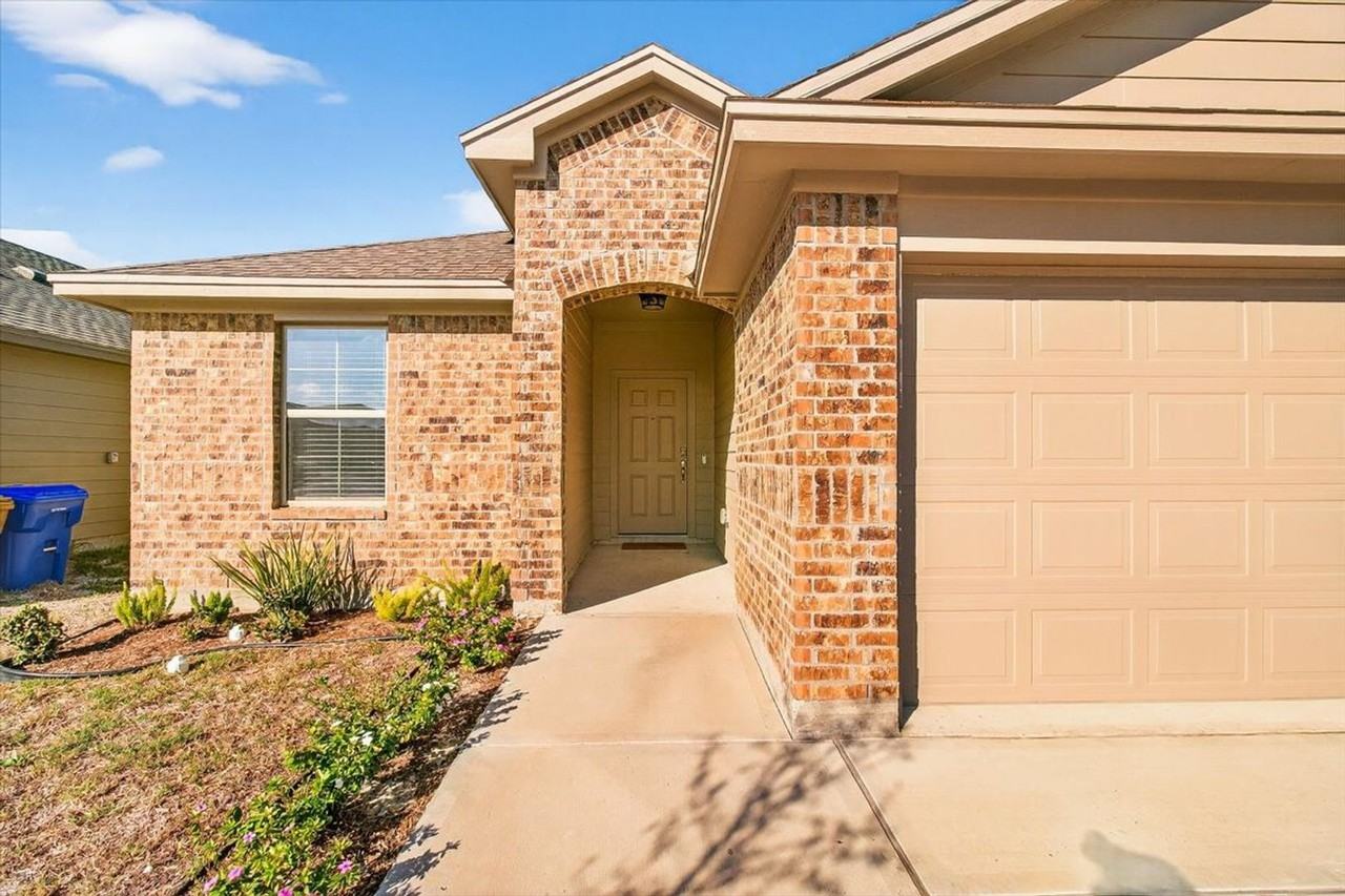 1626 Comfy Way - Photo 2 of 48