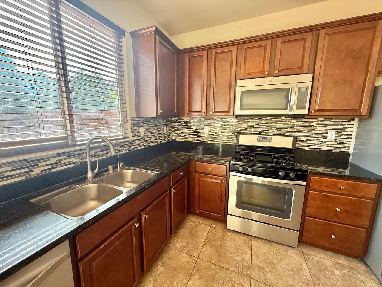 1661 Panorama Dr - Photo 5 of 35