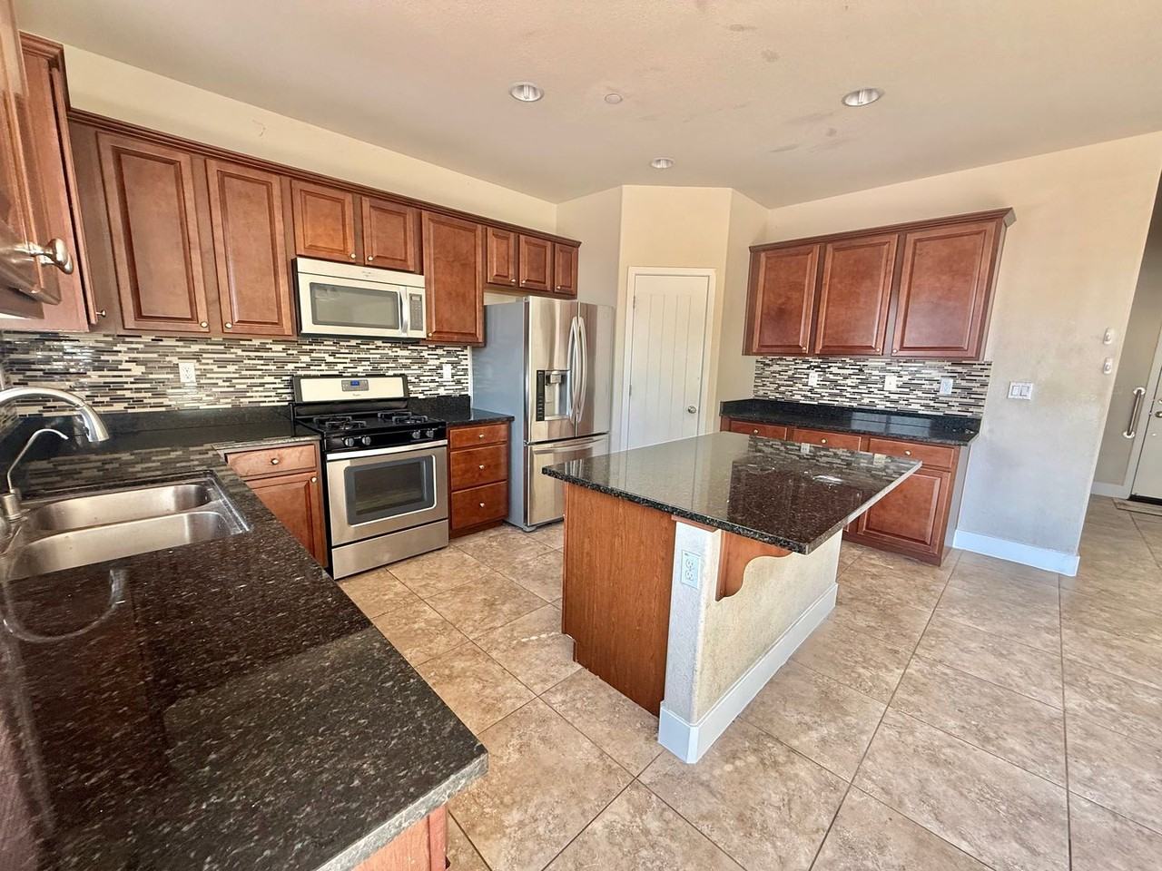 1661 Panorama Dr - Photo 6 of 35