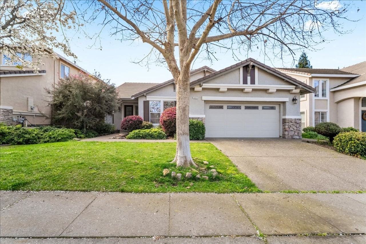 1073 Huntly Dr - Photo 2 of 33