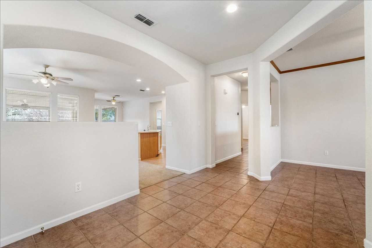 1073 Huntly Dr - Photo 4 of 33