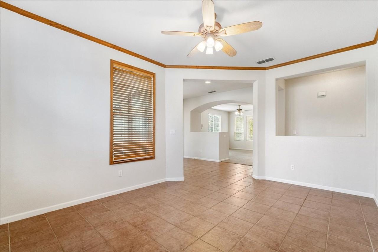 1073 Huntly Dr - Photo 6 of 33