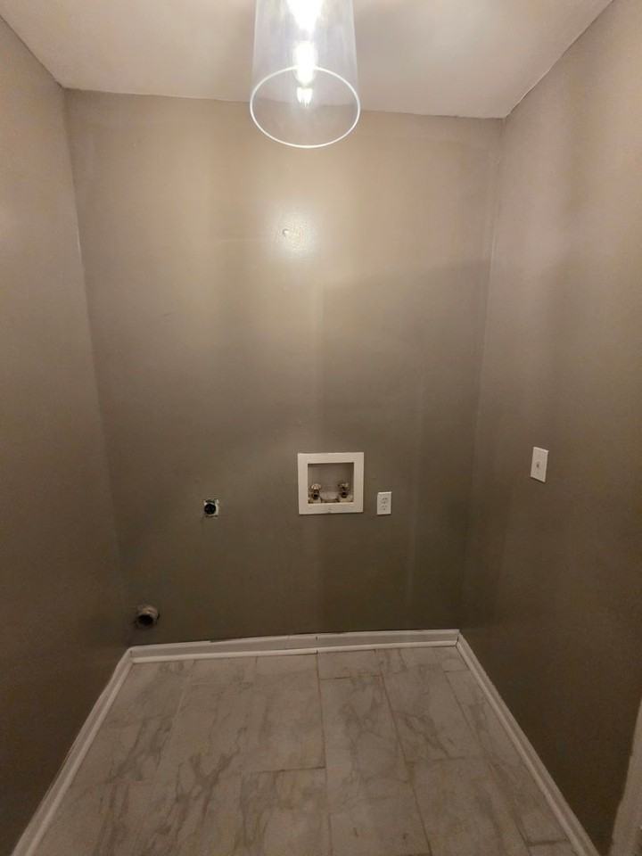 2220 Woodridge Ln - Photo 2 of 14