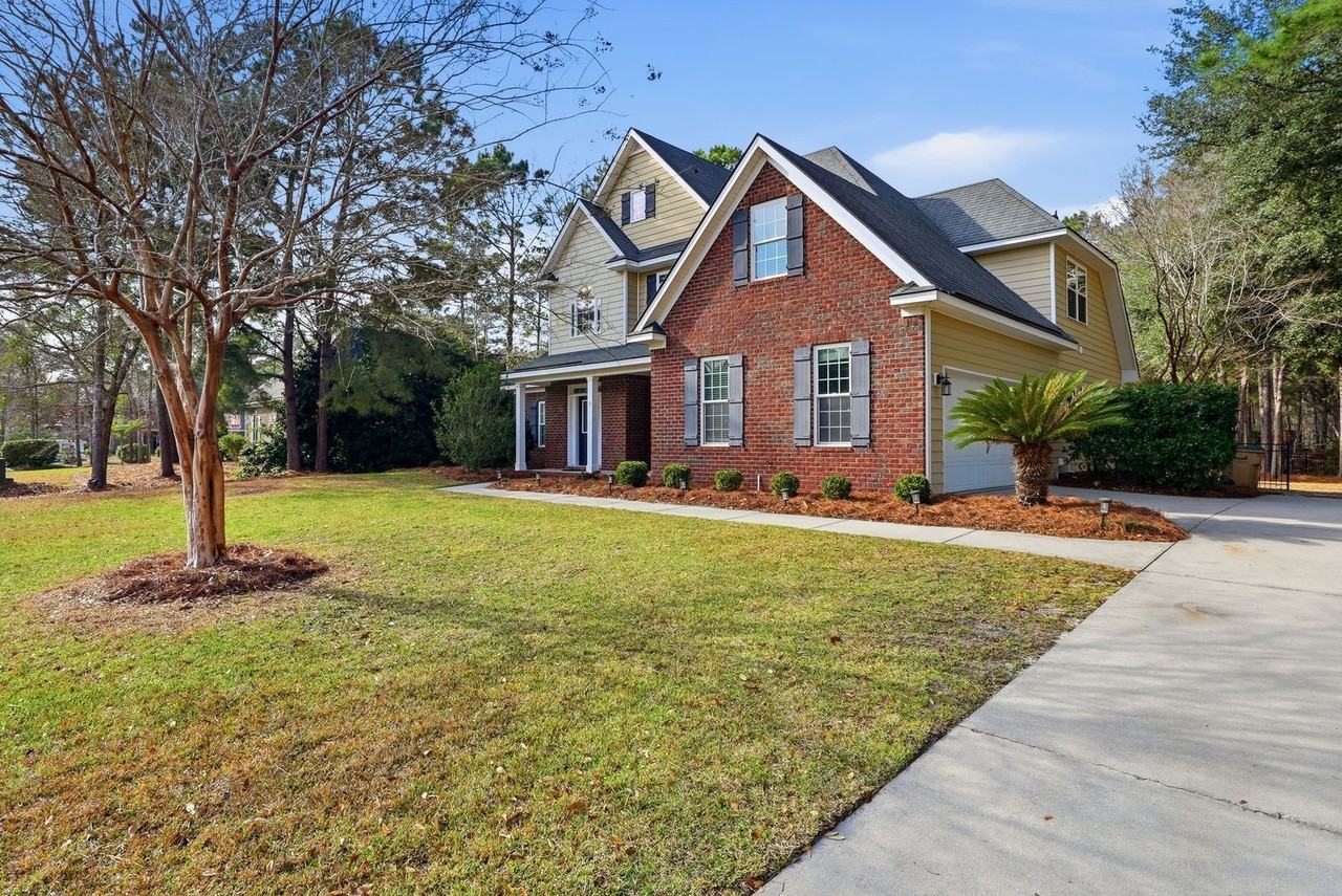 585 Dalcross Dr - Photo 3 of 38