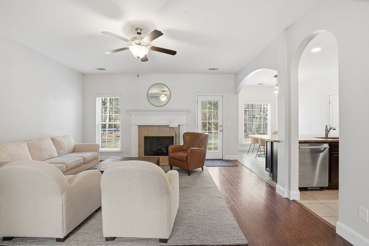 585 Dalcross Dr - Photo 5 of 38