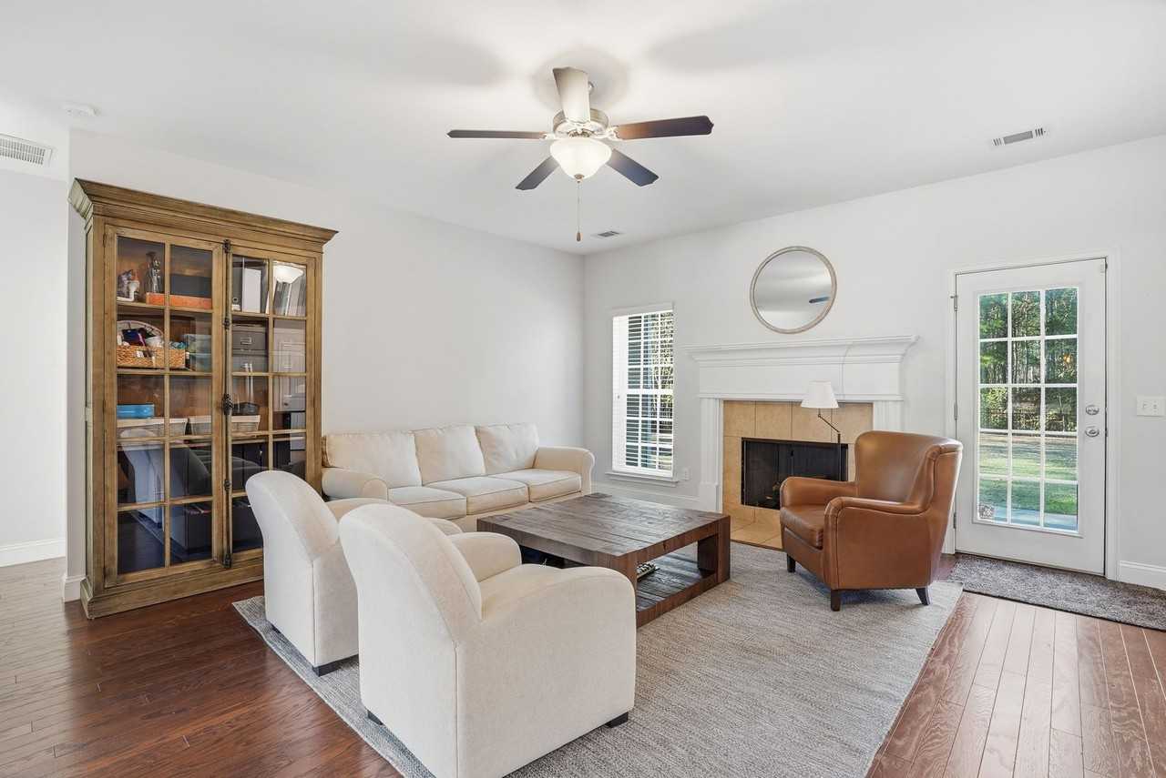 585 Dalcross Dr - Photo 6 of 38