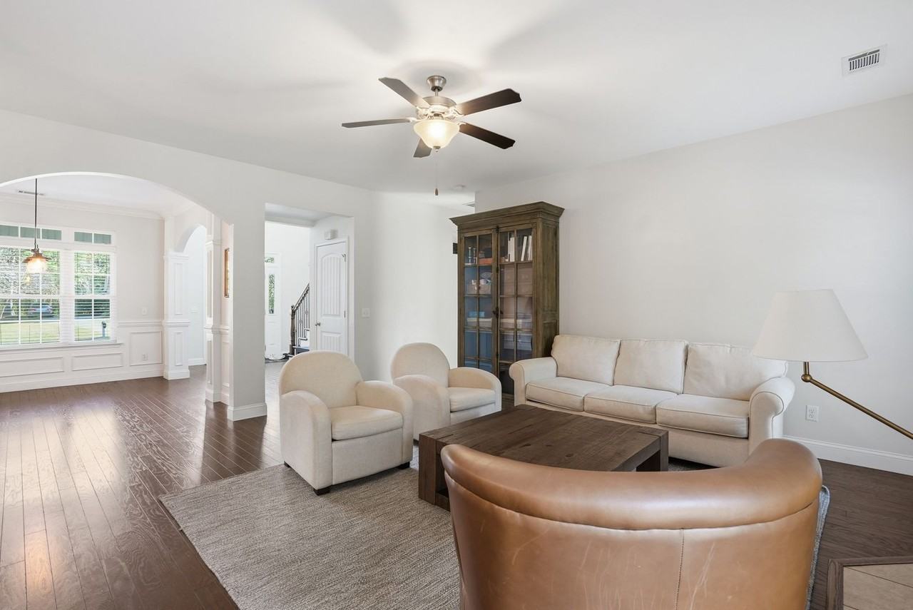 585 Dalcross Dr - Photo 7 of 38