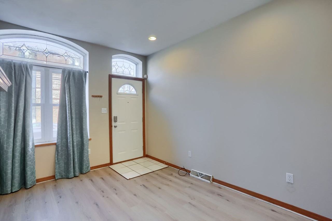 2810 Sarah Street - Photo 5 of 50