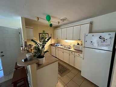 1035 SW 9th St - J4 - Photo 2 of 12