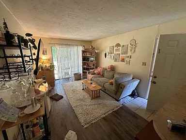 1035 SW 9th St - J4 - Photo 5 of 12