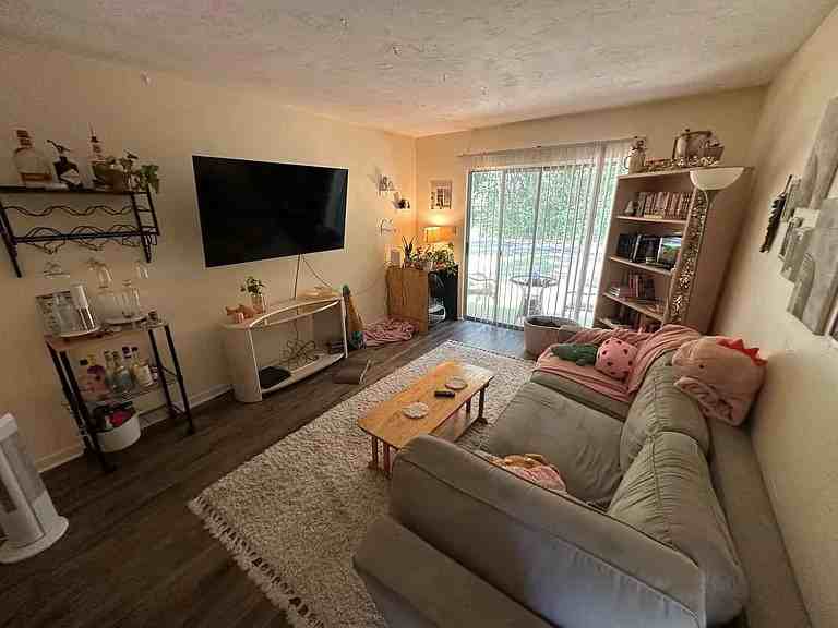 1035 SW 9th St - J4 - Photo 6 of 12