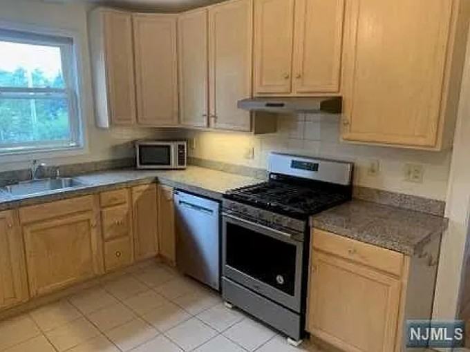 181 Grand Ave #NA - Photo 4 of 14