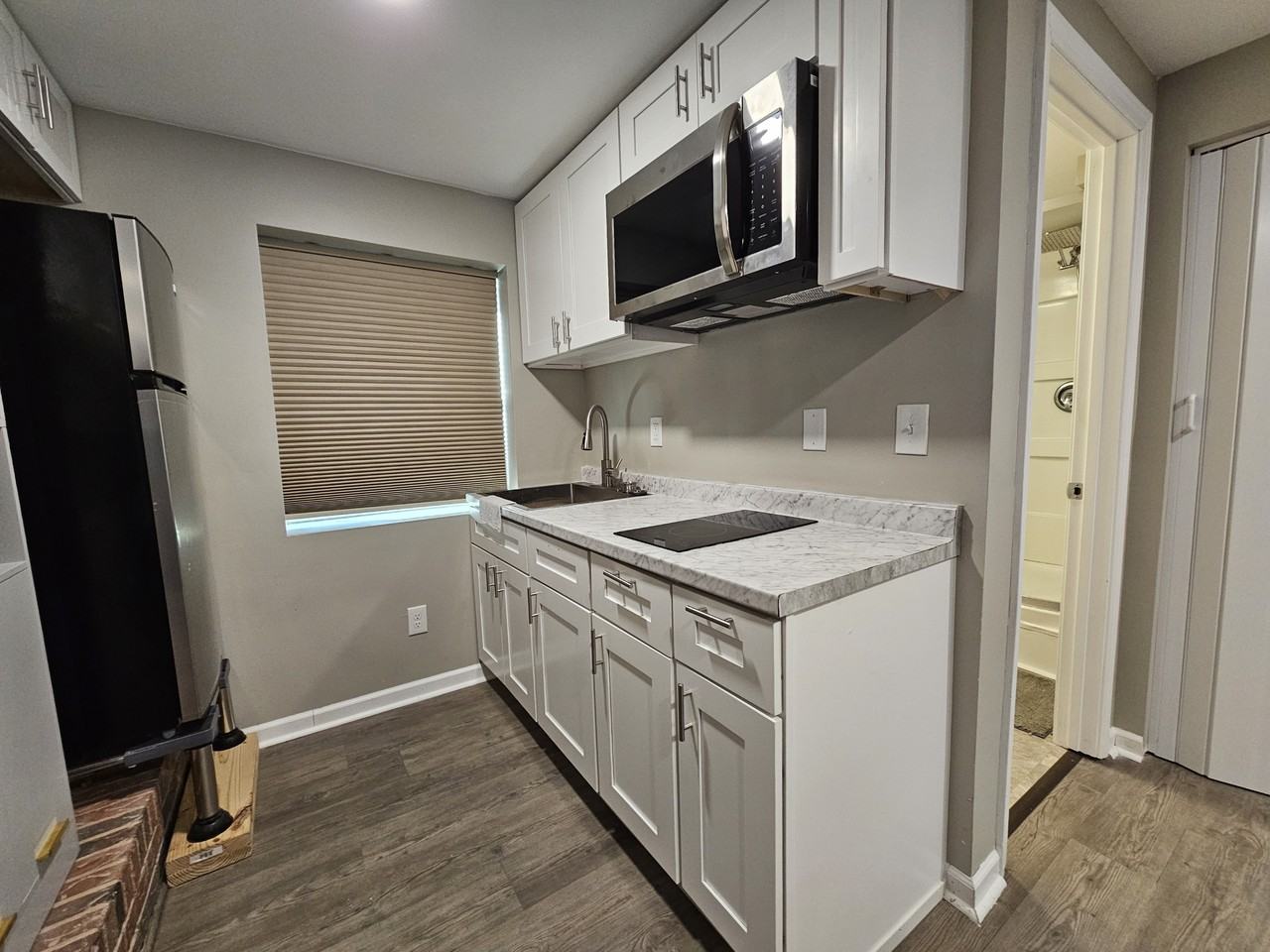 303 6th St #B - Photo 2 of 9