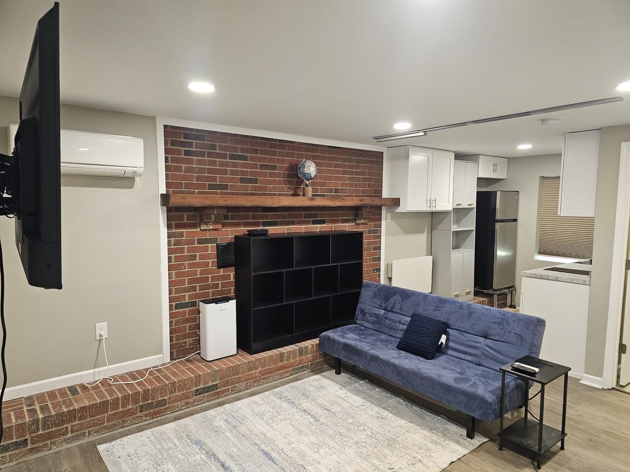 303 6th St #B - Photo 5 of 9