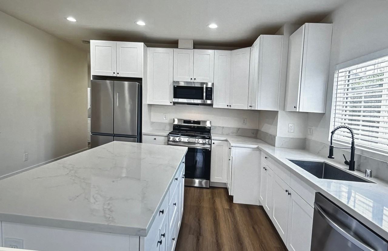 230 N Burlington Ave - Photo 2 of 10