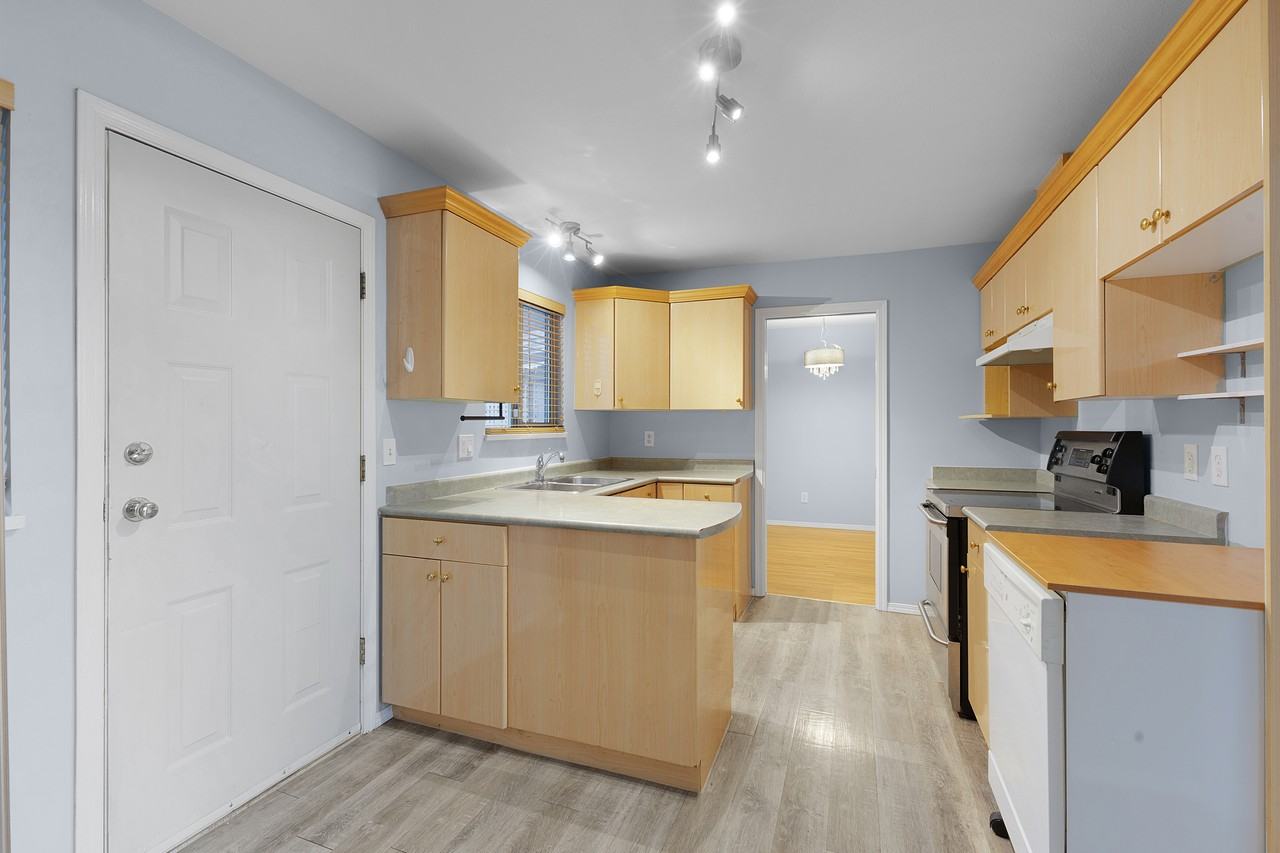 13786 Grosvenor Road - Photo 6 of 17